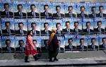 Den konservative Sarkozy (på plakaterne) har forsøgt at overtage kampen mod indvandringen fra kandidaten på den yderste højrefløj, Jean-Marie Le Pen. 