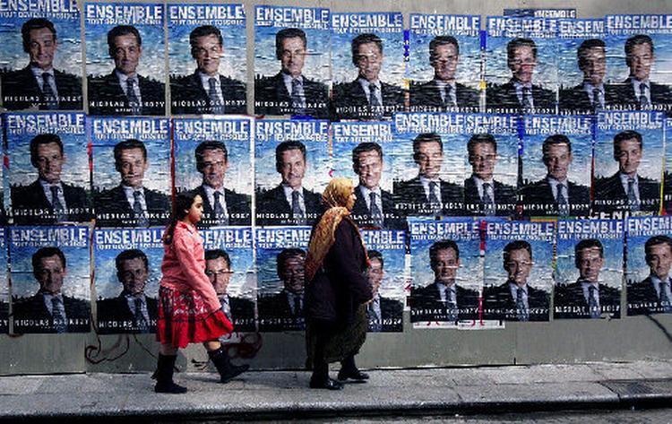 Den konservative Sarkozy (på plakaterne) har forsøgt at overtage kampen mod indvandringen fra kandidaten på den yderste højrefløj, Jean-Marie Le Pen. 