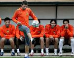 Under gårsdagens Valencia-træning var humøret højt, da Joaquin viste kammeraterne, hvordan man behersker bolden. Det er et spansk hold med store forventninger til dagens opgør med Chelsea på Mestella. 