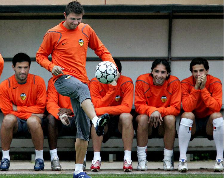 Under gårsdagens Valencia-træning var humøret højt, da Joaquin viste kammeraterne, hvordan man behersker bolden. Det er et spansk hold med store forventninger til dagens opgør med Chelsea på Mestella. 