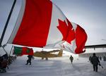 Et canadisk flag vejrer fra en snescooter på Ellesmere Island for ti dage siden. Den er del af en patrulje, som skal tilbagelægge 8000 kilometer i det frosne land, for at håndhæve canadisk suverænitet i området. Tilstedeværelsen i Arktis er kommet højt på canadiernes dagsorden de senere år, og har blandt andet ført til farcen om Hans Ø. 