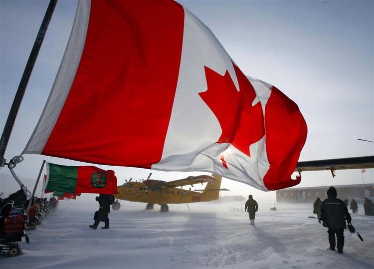 Et canadisk flag vejrer fra en snescooter på Ellesmere Island for ti dage siden. Den er del af en patrulje, som skal tilbagelægge 8000 kilometer i det frosne land, for at håndhæve canadisk suverænitet i området. Tilstedeværelsen i Arktis er kommet højt på canadiernes dagsorden de senere år, og har blandt andet ført til farcen om Hans Ø. 