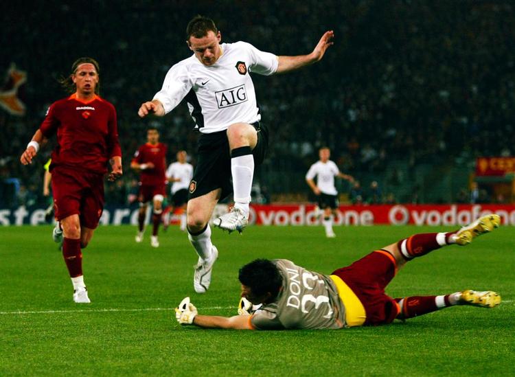 Wayne Rooney, der havde sidste fod på Uniteds enlige, men særdeles vigtige træffer i Rom, håber på, at Cristiano Ronaldo er i topform i aften. 