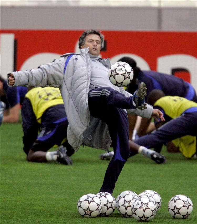 Det er knald eller fald for José Mourinho og hans Chelsea-drenge i aften på Mestalla. Formår englænderne ikke at score er de med garanti ude af Champions League. 