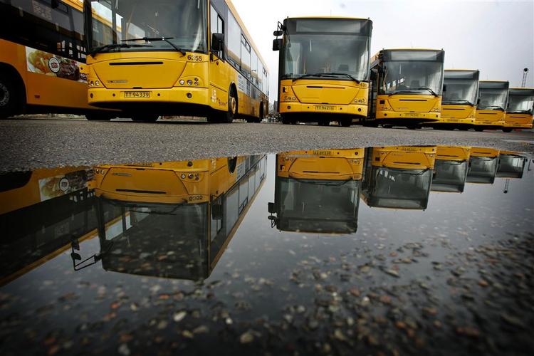 Utilfredse chauffører lader busserne holder stille flere steder i morgen. 