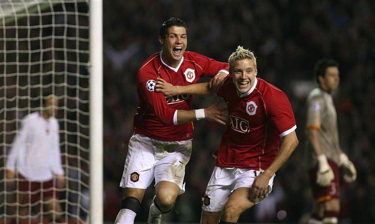 Manchester Uniteds Alan Smith (th) og Cristiano Ronaldo (tv) fejrer Ronaldos andet mål i 7-1 sejren over Roma. 