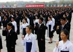 Unge nordkoreanere viser deres troskab mod leder Kim Jong Ilved en ceremoni i Pyongyang, Nordkorea, i går. 