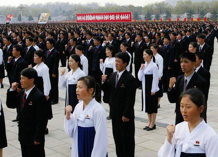 Unge nordkoreanere viser deres troskab mod leder Kim Jong Ilved en ceremoni i Pyongyang, Nordkorea, i går. 