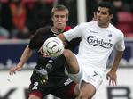 FCM's Magnus Troest og FCK'eren Ailton Almeida (i hvidt) må nøjes med at se kampen fra tribunen eller på tv. 