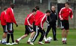 Liverpoolmanmager Rafael Benitez er begejstret for Daniel Agger (yderst til højre), der bliver bedre og bedre for hver træning. 