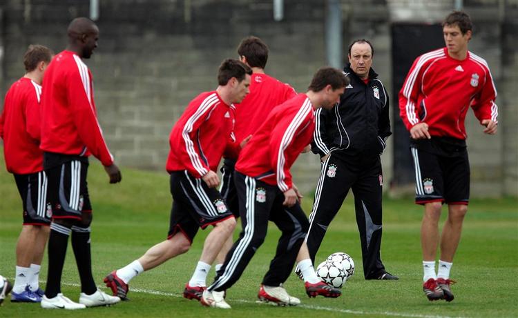 Liverpoolmanmager Rafael Benitez er begejstret for Daniel Agger (yderst til højre), der bliver bedre og bedre for hver træning. 