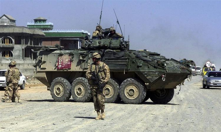 Nato-soldater sikrer området, efter at en selvmordsbomber sprang sig selv og sin bil i luften og sårede adskillige civile. Målet med bomben var en Nato-konvoj. 