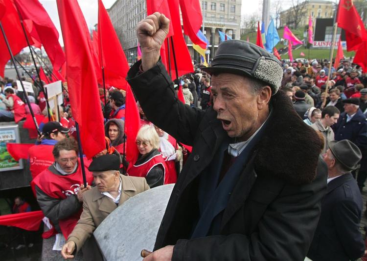 Demonstranter er gået på gaden i Kijev for femte dag i træk. 