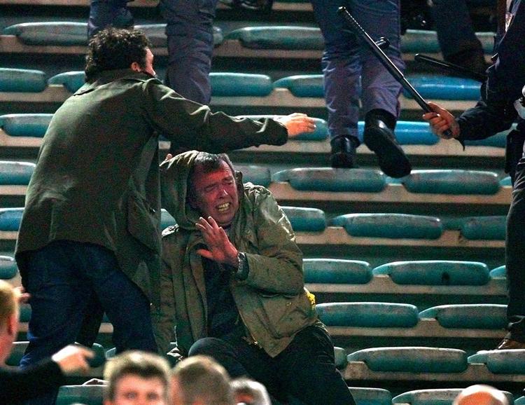 Italiens politi i sammenstød med fans fra Manchester United under sidste uges kamp i Rom. UEFA beskylder Rom's politi for at være dårligt forberedt til opgaven. 