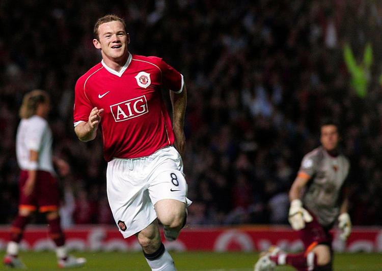 Manchester Uniteds Wayne Rooney fejrer sit mål i tirsdagens 7-1 sejr over Roma. 