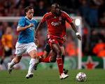 PSV Eindhovens Mika Vayrynen(t.v.)og Liverpools Mohamed Sissoko i Champions League kvartfinalen på Anfield Road. 