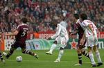 AC Milans Clarence Seedorf(midt i billedet) scorer til 1-0. Kort efter lagde han også op til 2-0 målet i Champions League kvartfinalen mod Bayern München. 