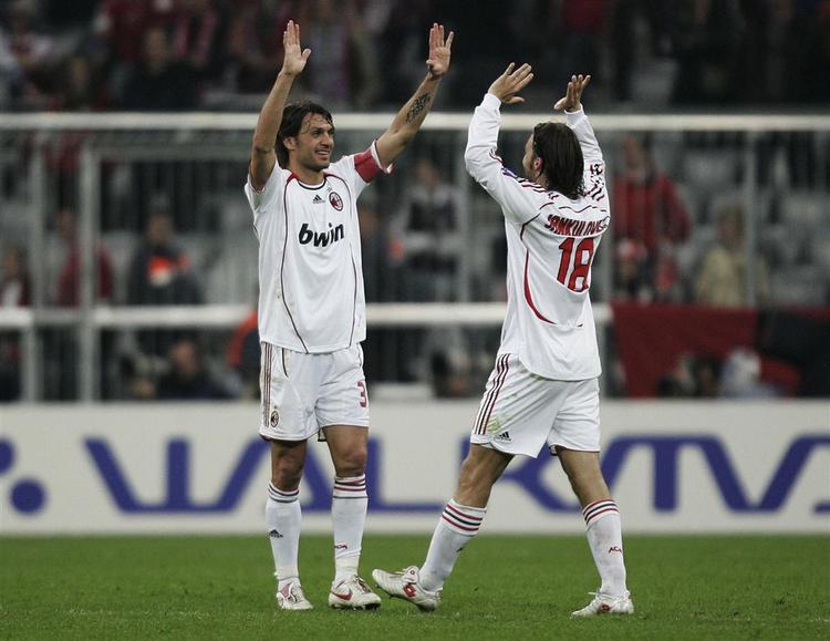 For 17 år siden kom Paolo Maldini (tv.) i mesterholdsfinalen efter at have slået Bayern München i semifinalen. Nu er Maldini og tjekken Marek Jankulovski i semifinalen efter endnu en sejr over Bayern München. 