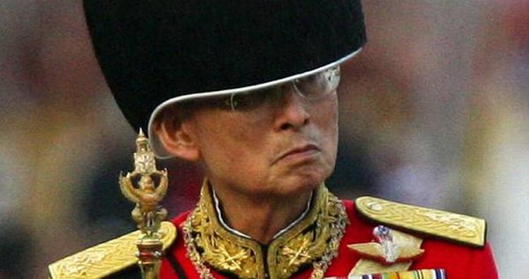Thailands kong Bhumipol har benådet en udlænding, der var dømt for majestætsfornærmelse. 