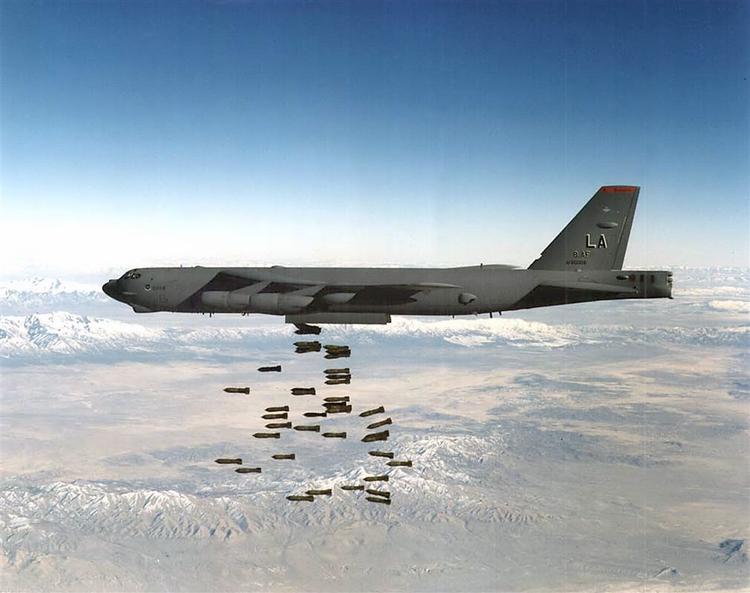 I de første dage af krigen bombede USA Talebans stillinger med B-52-bombefly. 