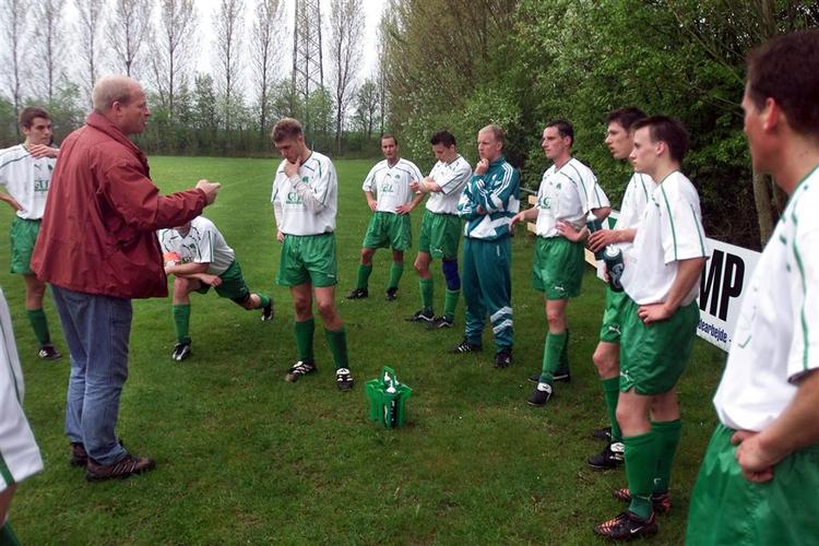 De afgørende seriekampe spilles traditionelt på efterårstunge pløjemarker. Det kan der blive lavet om på, hvis et jysk forslag bliver til virkelighed. 