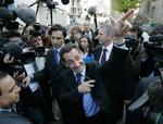 Præsidentkandidat Nicolas Sarkozy fra præsidentpartiet UMP (Union pour la Majorité Présidentielle) fører fortsat i meningsmålingerne. 
