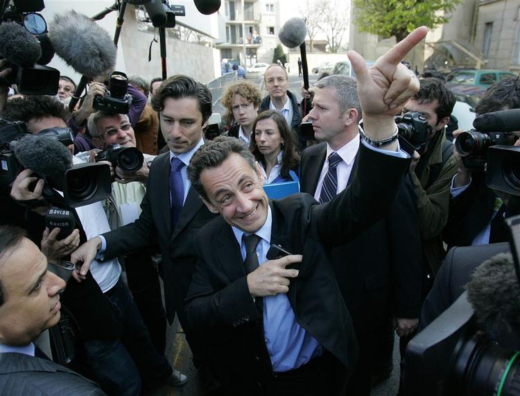 Præsidentkandidat Nicolas Sarkozy fra præsidentpartiet UMP (Union pour la Majorité Présidentielle) fører fortsat i meningsmålingerne. 