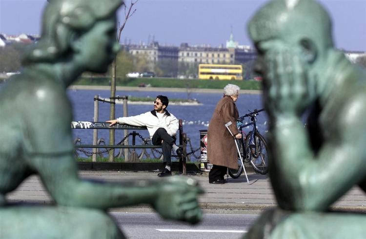 Danskerne kan nyde solens stråler i weekenden. 