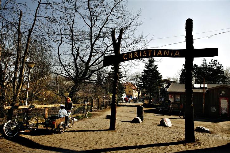Ritt Bjerregaards forslag om, at kommunen overtager ansvaret for Christiania, skydes ned af Venstre. 