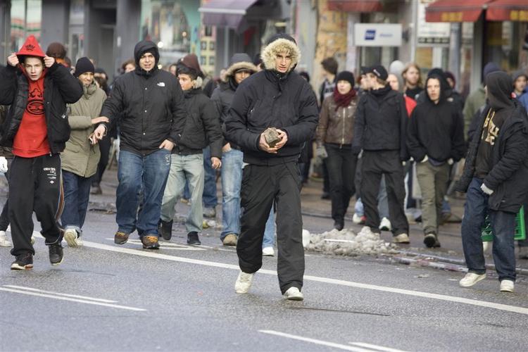 Aktivister rykker frem mod politiet bevæbnet med kasteskyts under optøjerne på Nørrebro. 