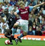 Martin Laursen i Aston Villas trøje kæmper om bolden med Wigans Emile Heskey under kampen 9. april. 