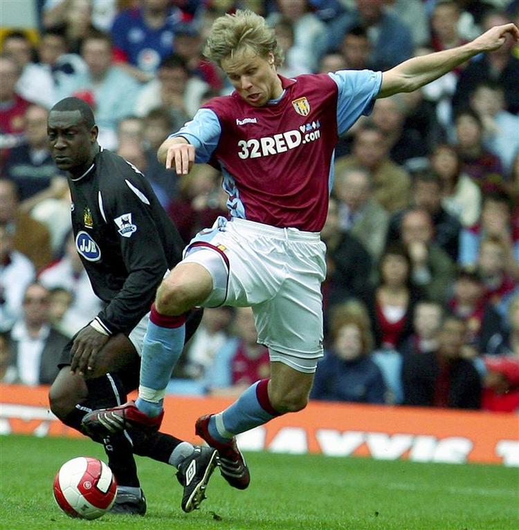 Martin Laursen i Aston Villas trøje kæmper om bolden med Wigans Emile Heskey under kampen 9. april. 