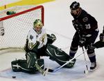 Vancouver Canucks' Henrik Sedin (33) bliver den lille i duel med Dallas-keeper Marty Turco i første periode af playoff-kampen. 