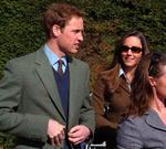 Prins William og Kate Middleton ankommer til hestevæddeløb i Cheltenham, dengang forholdet stadig var varmt. 
