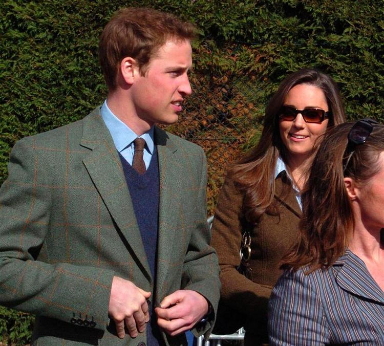 Prins William og Kate Middleton ankommer til hestevæddeløb i Cheltenham, dengang forholdet stadig var varmt. 