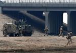 140 britiske soldater er blevet dræbt under krigen i Irak. Her ses britiske soldater i Basra efter et vejsidebombeangreb i januar. 
