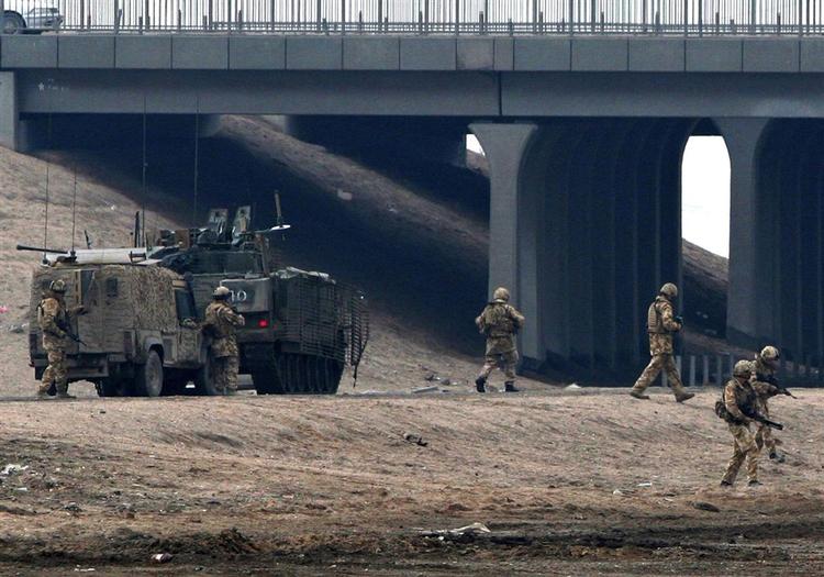 140 britiske soldater er blevet dræbt under krigen i Irak. Her ses britiske soldater i Basra efter et vejsidebombeangreb i januar. 