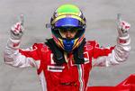 Felipe Massa med arme og finger i vejret efter udsigten til at starte i pole position. 