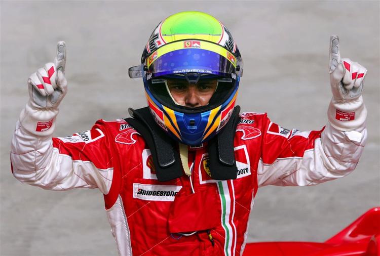 Felipe Massa med arme og finger i vejret efter udsigten til at starte i pole position. 