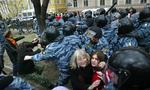 Russisk politi anholder over 170 under oppositionsdemonstration i Moskva. 