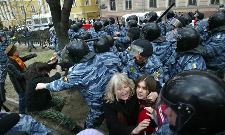 Russisk politi anholder over 170 under oppositionsdemonstration i Moskva. 