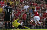 Arsenals Tomas Rosicky, th, udligner for sit hold mod Bolton. 