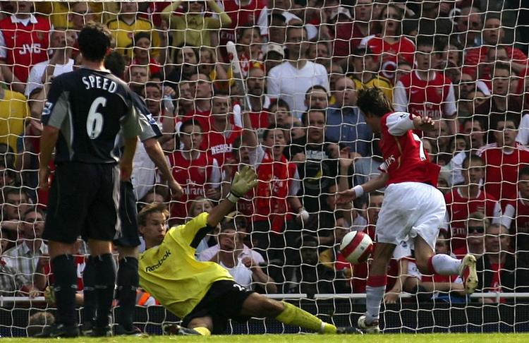 Arsenals Tomas Rosicky, th, udligner for sit hold mod Bolton. 