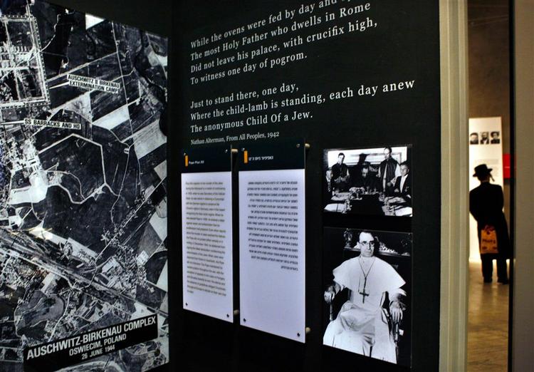 Billedet skal ned, og ellers bliver holocaustdagen uden Vatikan-deltagelse, fastslår ambassadør. 