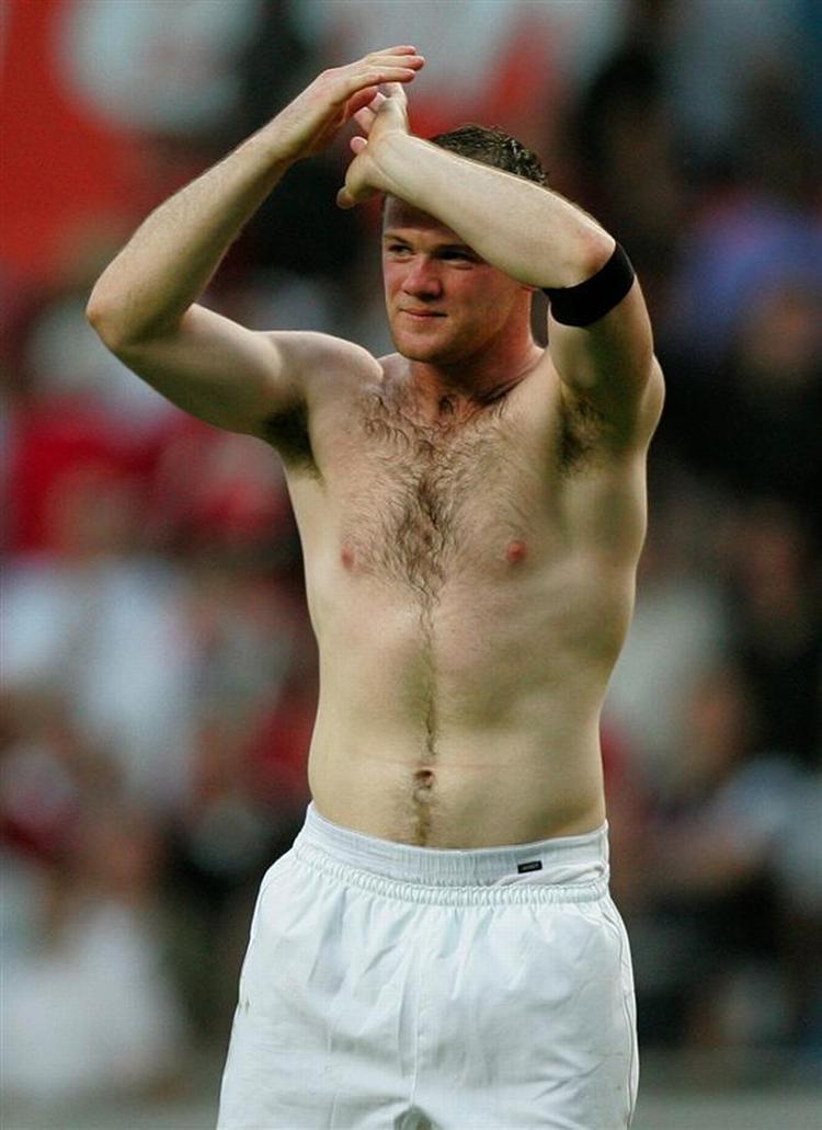 Wayne Rooney takker tilskuerne for opbakningen efter semifinalekampen mod Watford i FA Cuppen. 