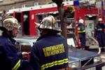 Brandfolk kunne først få lov at slukke en brand, da politiet ankom. 