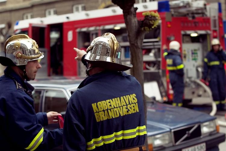 Brandfolk kunne først få lov at slukke en brand, da politiet ankom. 