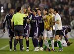 Real Madrid-spillere danner klynge foran dommeren under den dramatiske kamp i Santander. 