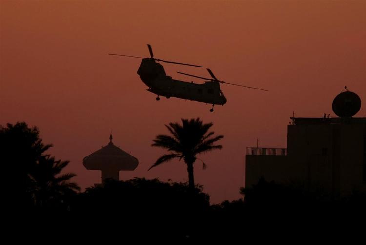 To omkom, da to helikoptere stødte sammen over Bagdad søndag morgen. 