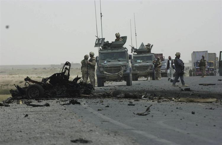 Arkivfoto fra tidligere bombeangreb mod militærkonvoj i Afghanistan. 